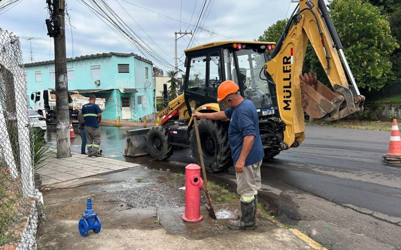 Corsan realiza vai substituir peça responsável pela abertura e fechamento do hidrante | abc+