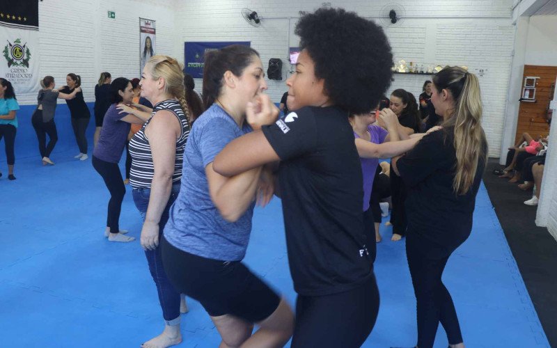 Em Novo Hamburgo, 65 alunas participaram das aulas de defesa pessoal no Grêmio Atiradores