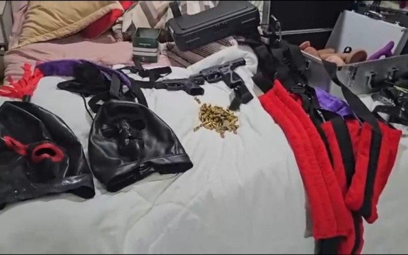 Armas, munições e toucas ninja entre o material apreendido | abc+