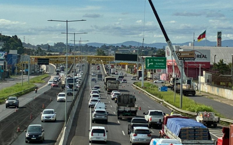 Painel de mensagens foi instalado no Km 242 da BR-116, na Scharlau