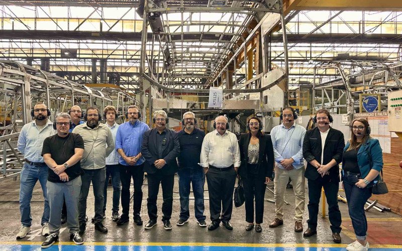 Comitiva de Gramado visitou a fábrica da Marcopolo, em Caxias, na terça-feira, dia 14