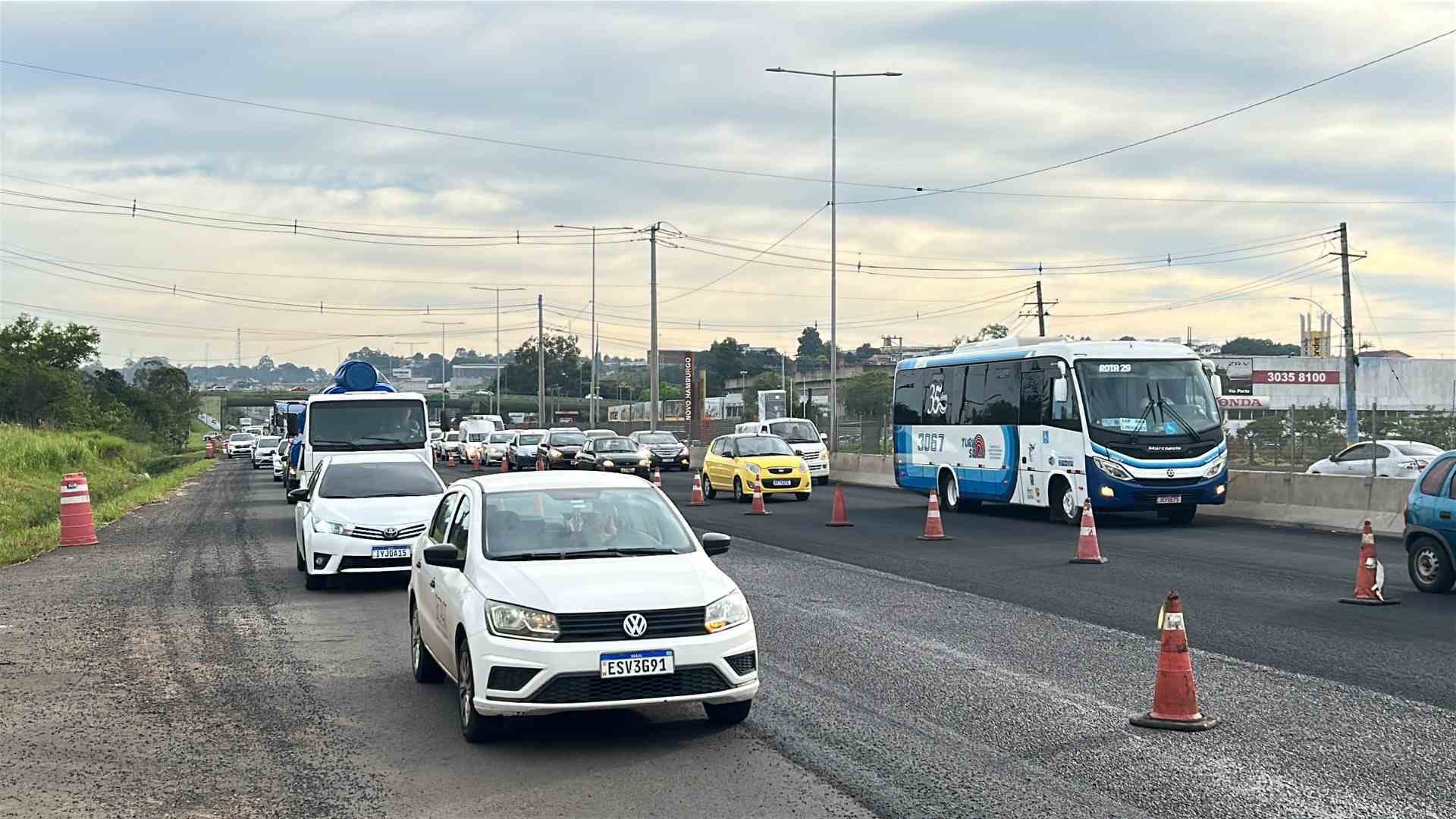 BR-116: Recapeamento provoca estreitamento de pista e lentid&atilde;o entre Novo Hamburgo e S&atilde;o Leopoldo