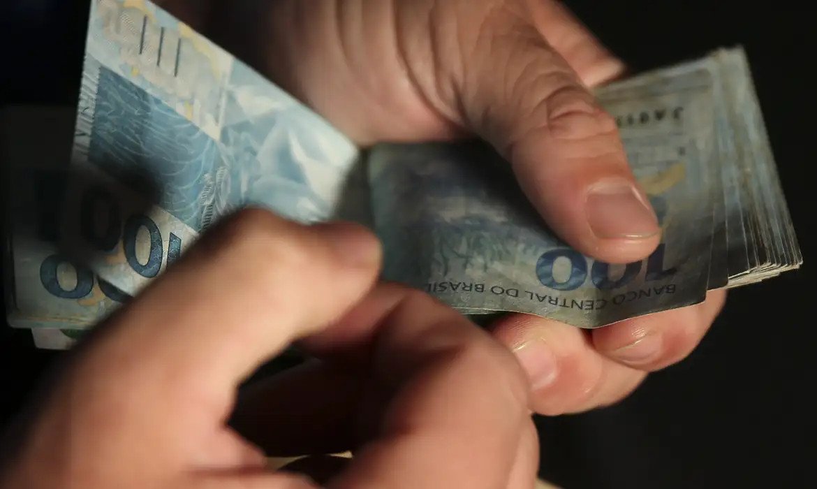 Pagamentos somam R$ 5,7 bilhões e variam de R$ 136 a R$ 1.621, conforme o tempo trabalhado em 2024 | abc+