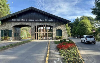 Trânsito na RS-235 poderá ter mudança permanente junto ao pórtico de acesso a Gramado