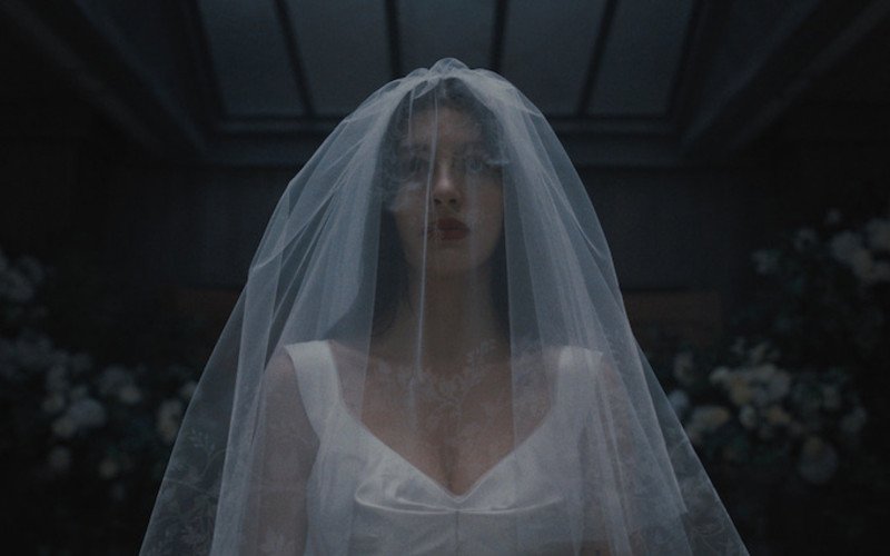 Série Algo Horrível vai Acontecer (2026) está disponível na Netflix | abc+