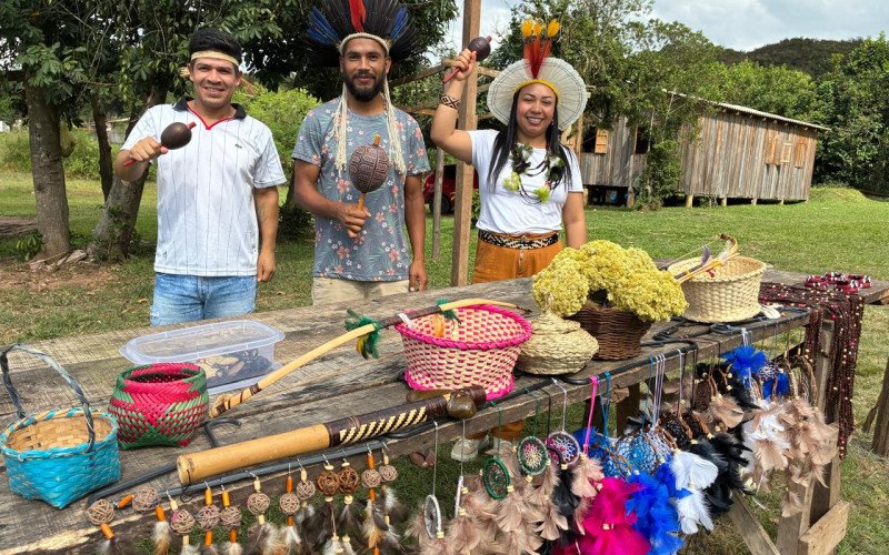 Artesanato indígena, de várias etnias, em amostra na Aldeia Por Fi Ga - vice-cacique, Josias Lopes, cacique, Lucas Eufrazio, e artesã e liderança local, Sueli Khey Tomás