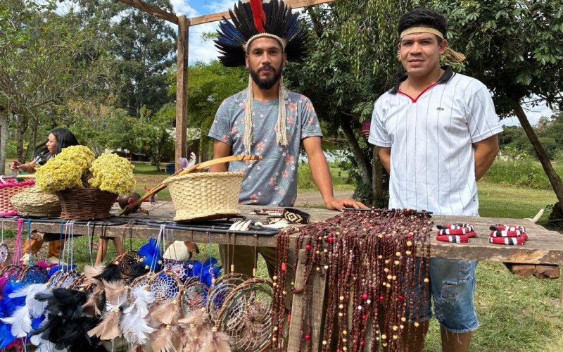 Artesanato indígena na Aldeia Por Fi Ga - cacique, Lucas Eufrazio, e vice-cacique Josias Lopes