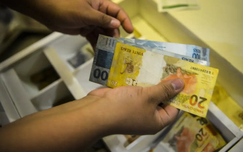 Governo propõe salário mínimo de R$ 1.717 em 2027 | abc+