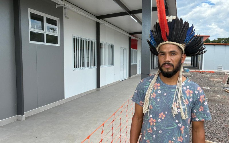 Cacique Lucas Eufrazio mostra a nova escola construída na aldeia e que aguarda pelas últimas intervenções para ser entregue