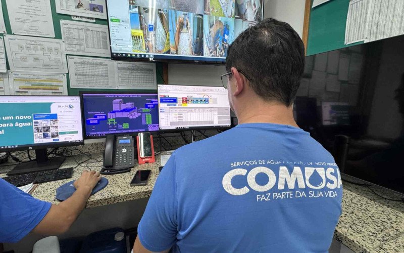 Peritos monitoram a qualidade da água na Estação de Tratamento de Água na Comusa