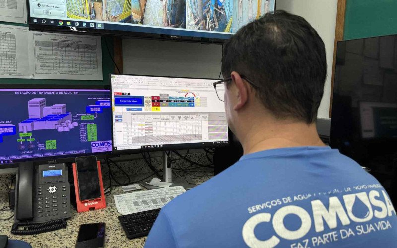 Peritos monitoram a qualidade da água na Estação de Tratamento de Água na Comusa | abc+