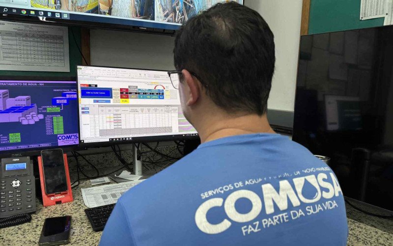 Peritos monitoram a qualidade da água na Estação de Tratamento de Água na Comusa