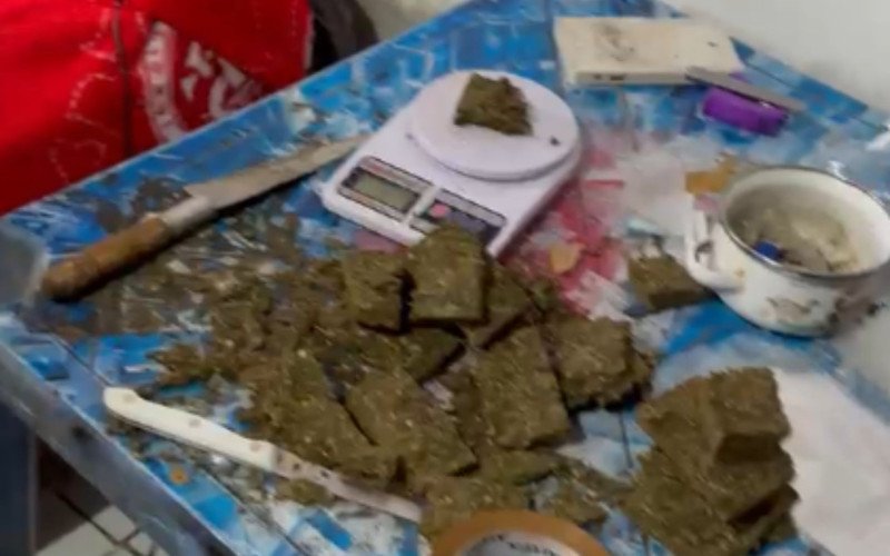 Foragido por tráfico é flagrado pesando drogas em Novo Hamburgo | abc+