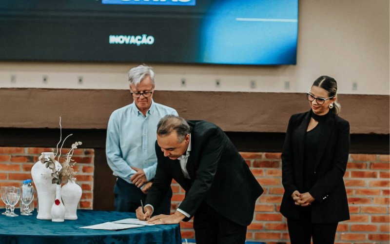 Reitor da Feevale  José da Rosa, assina termo de cooperação ao lado do prefeito Kiko Hoff e a secretária Andrea Pascoal