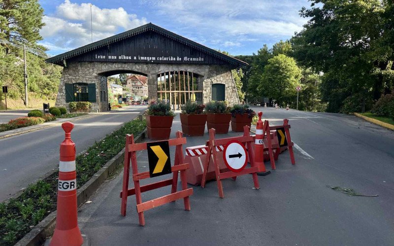 Trânsito está sendo direcionado às pistas laterais da rodovia