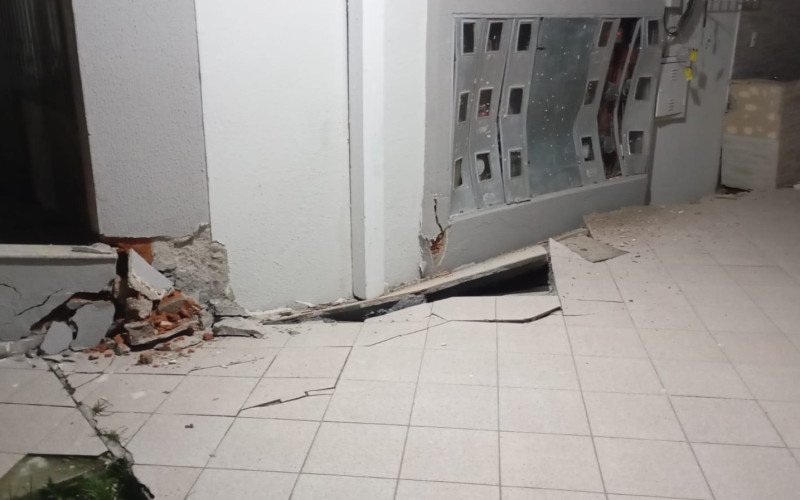 Prédio foi evacuado após estrutura ceder muito e causar estragos