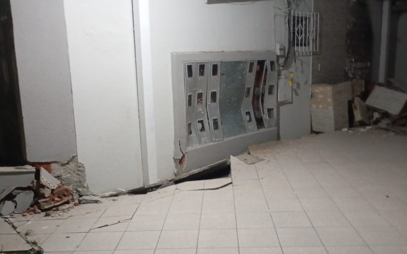 Prédio foi evacuado após estrutura ceder muito e causar estragos