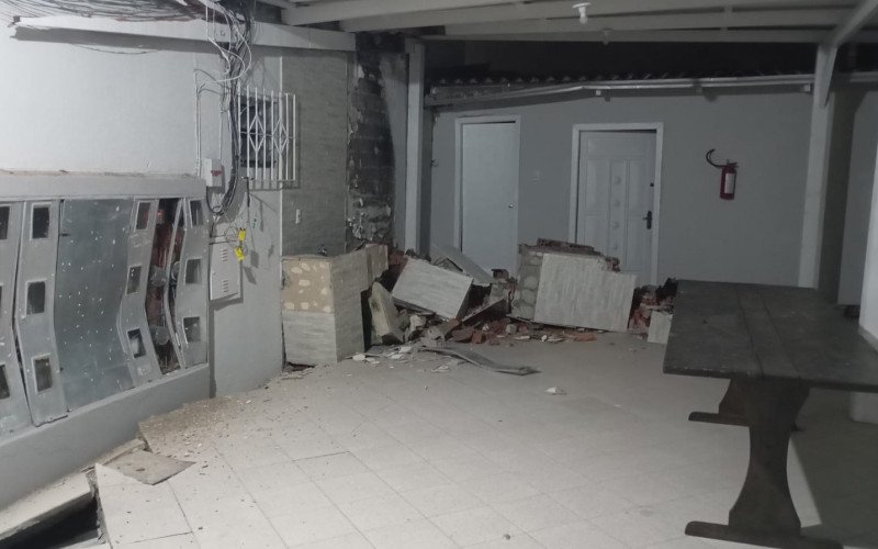 Prédio foi evacuado após estrutura ceder muito e causar estragos