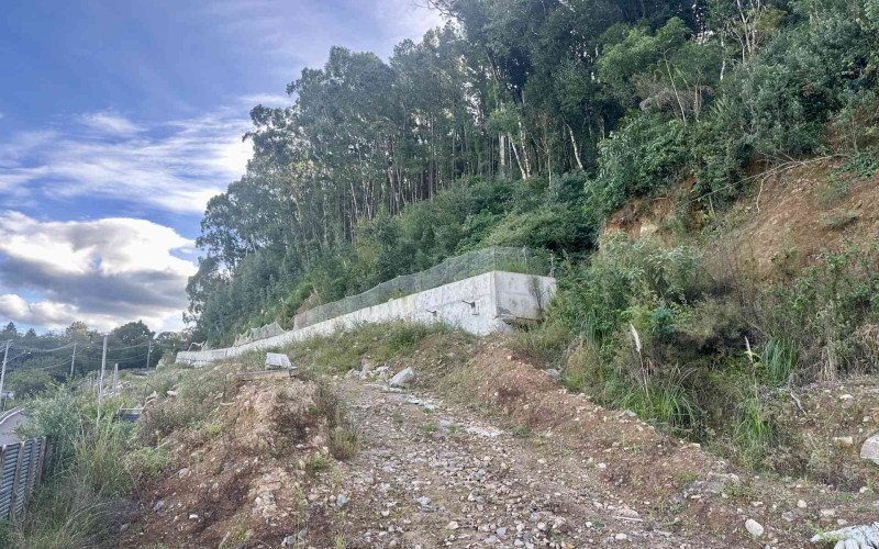 Obra no bairro Três Pinheiros segue sem prazo para ser retomada