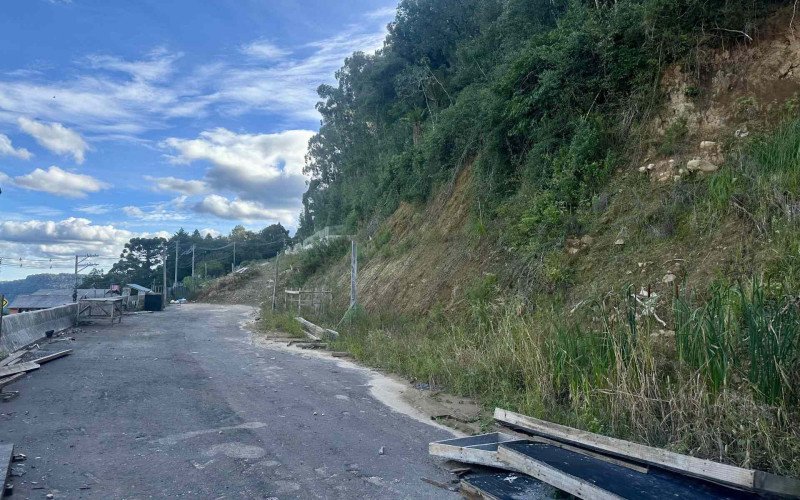 Canteiro de obras foi abandonado por empresa