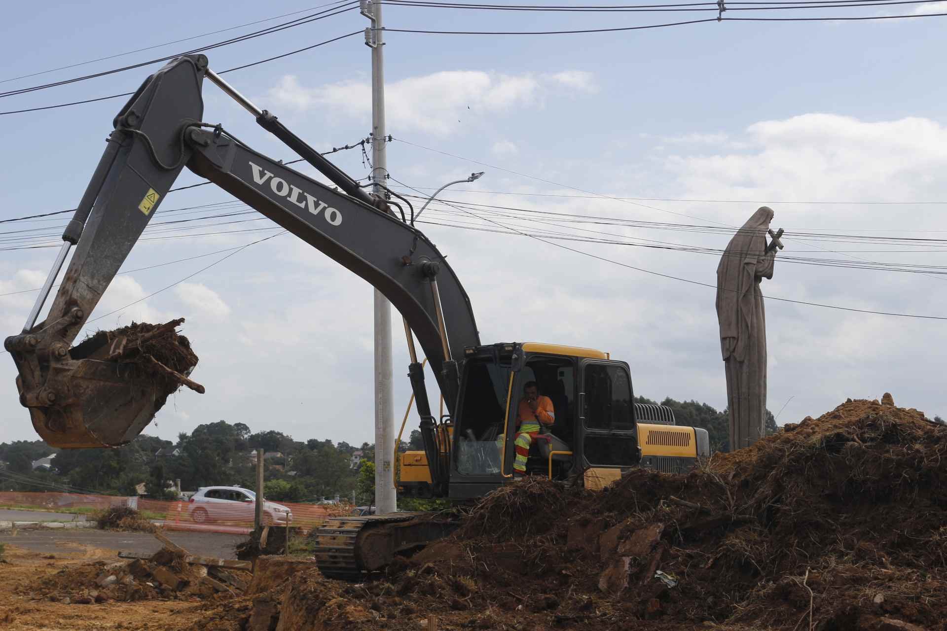 &ldquo;A santa fica onde est&aacute;&rdquo;: Futuro de padroeira &agrave;s margens da BR-386 deixa moradores apreensivos