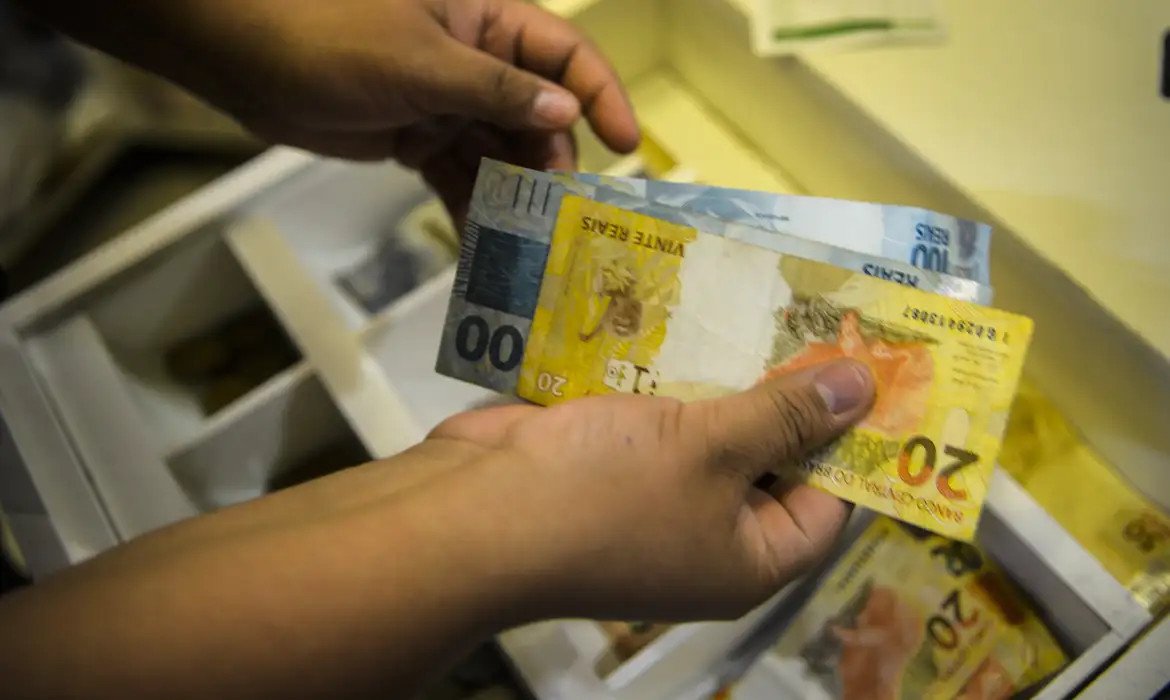 Sal&aacute;rio m&iacute;nimo para 2027 &eacute; estimado pelo governo; confira valor