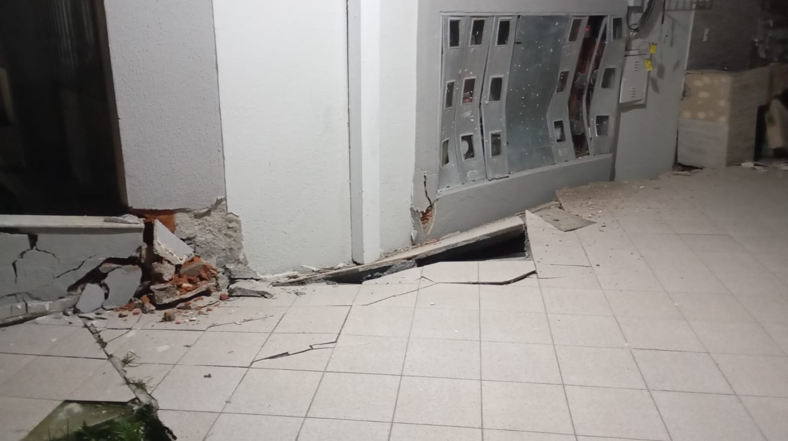 V&Iacute;DEO: Estrutura de pr&eacute;dio cede e moradores precisam sair &agrave;s pressas; rachaduras impressionam