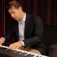 Concerto gratuito de piano com sessão às cegas convida o público a sentir a música em Novo Hamburgo