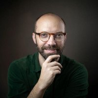DANIEL SCOLA: Flávio Bolsonaro se encontra com político que foi preso, freio no ímpeto de Trump e o presente da Câmara às igrejas