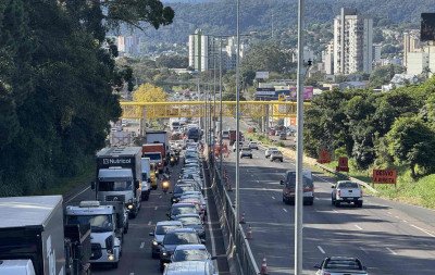 BR-116: Estreitamento de pista causa filas quilométricas no trecho de Novo Hamburgo