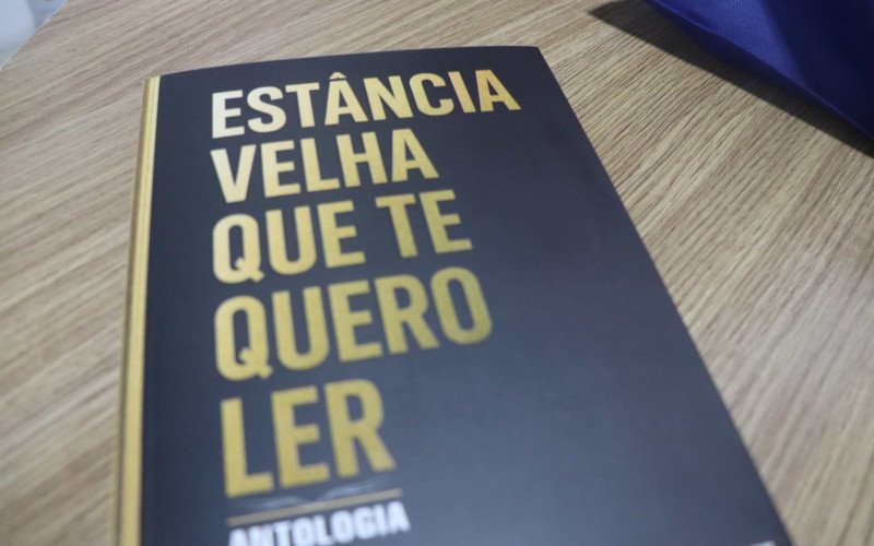 Sandra e Raul estiveram no Grupo Sinos divulgando as inscrições para o segundo volume de Estância Velha que te Quero Ler