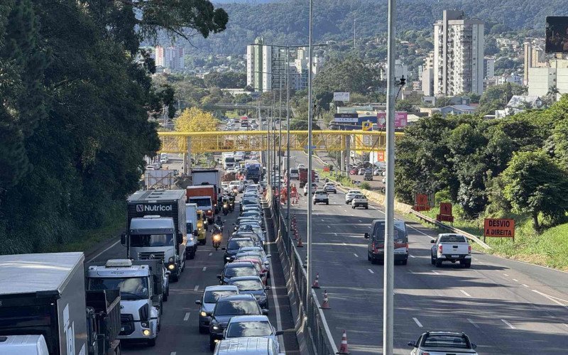 Estreitamento de pista deixa o trânsito lento em Novo Hamburgo | abc+