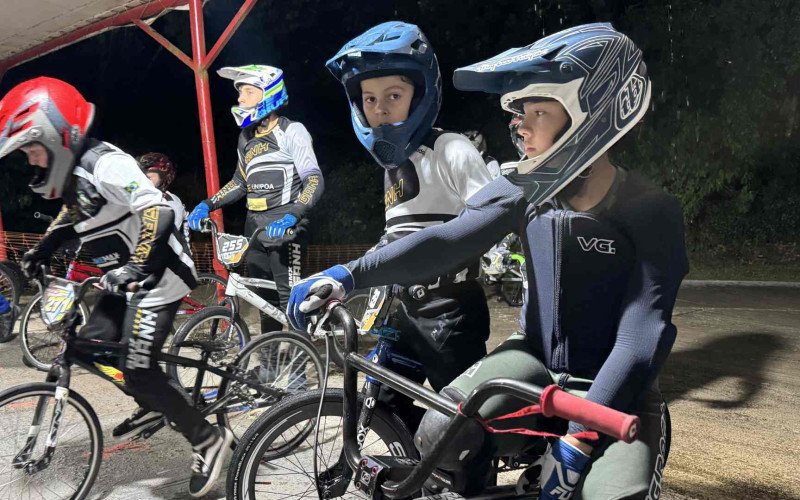 Pequenos pilotos se preparam na pista de bicicross do Grêmio Atiradores para a temporada 2026 | abc+