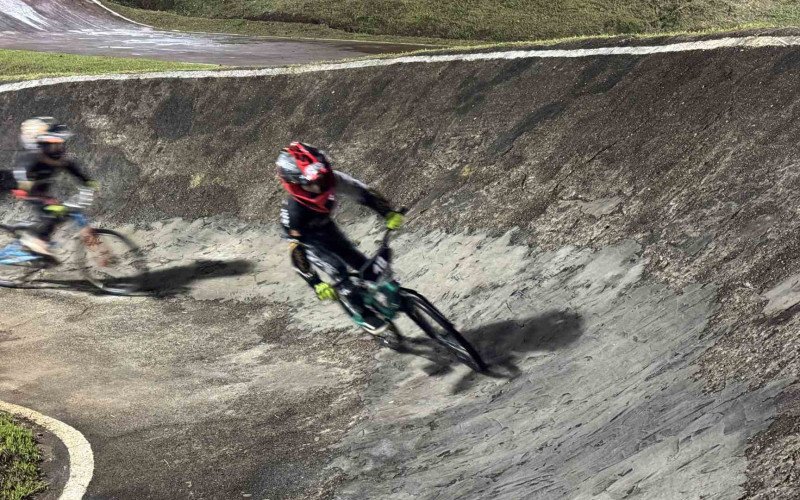 Pequenos pilotos se preparam na pista de bicicross do Grêmio Atiradores para a temporada 2026