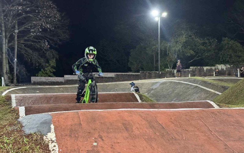 Pequenos pilotos se preparam na pista de bicicross do Grêmio Atiradores para a temporada 2026