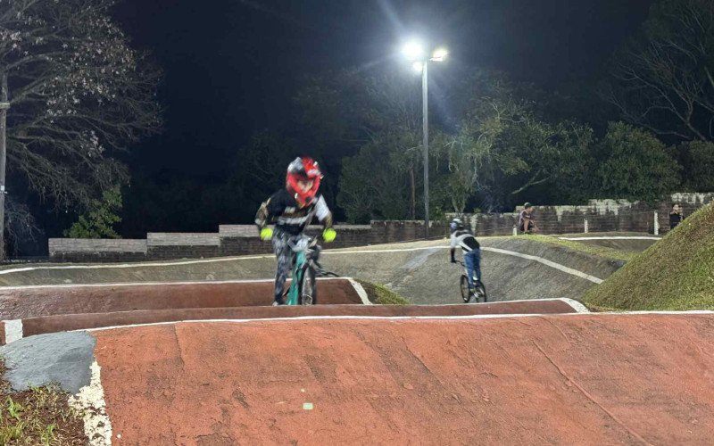 Pequenos pilotos da equipe de BMX do Grêmio Atiradores se preparam para o calendário de competições em 2026