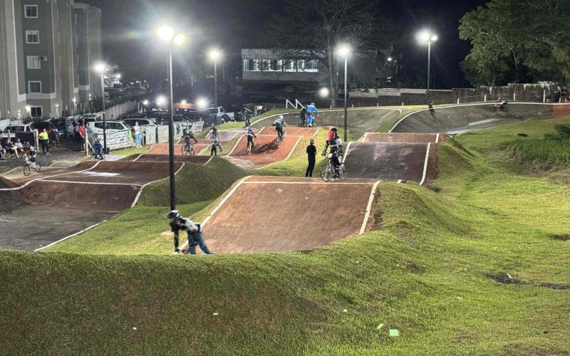 Pequenos pilotos da equipe de BMX do Grêmio Atiradores se preparam para o calendário de competições em 2026
