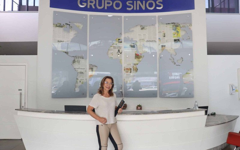 Maria Helena Rodrigues, coordenadora de Cultura da Casa CDL Novo Hamburgo, em visita ao Grupo Sinos | abc+