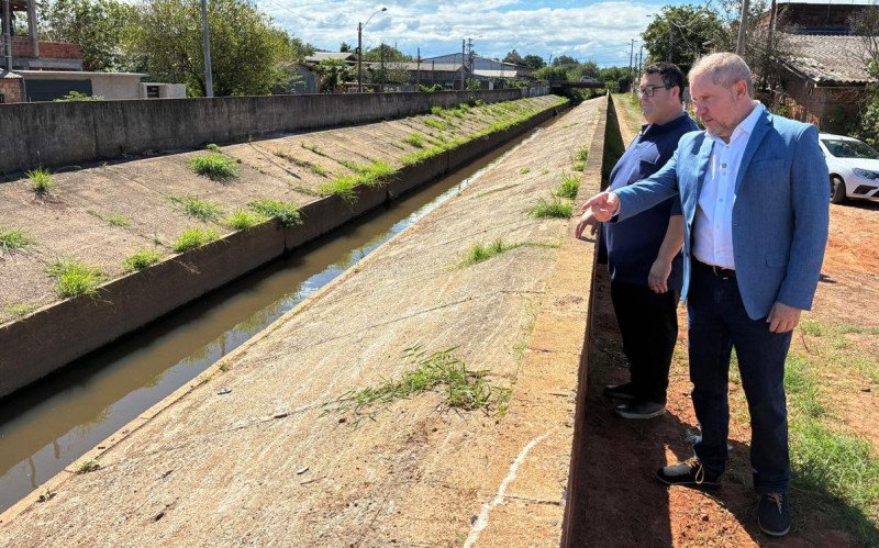 Prefeito Heliomar e secretário Tarzan estiveram no muro do Arroio Cerquinha para anunciar vinda de recursos para alteamento da estrutura