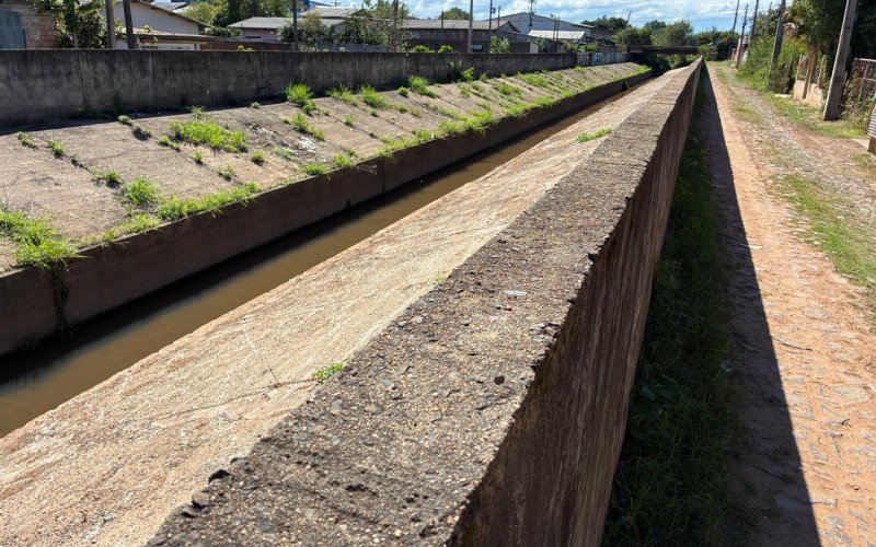 Muro do Arroio Cerquinha, no bairro Campina, tem cerca de 400 metros de extensão 
