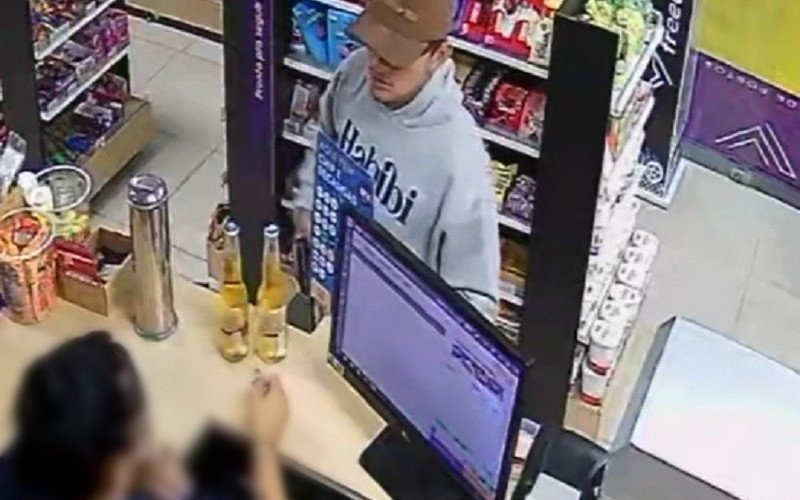 Com arma na mão, assaltante rende balconista de posto de gasolina em Portão e exige o dinheiro do caixa | abc+