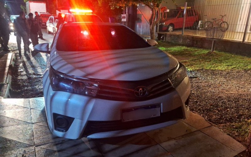 Assaltantes armados renderam mulher para roubar o carro, que foi recuperado | abc+