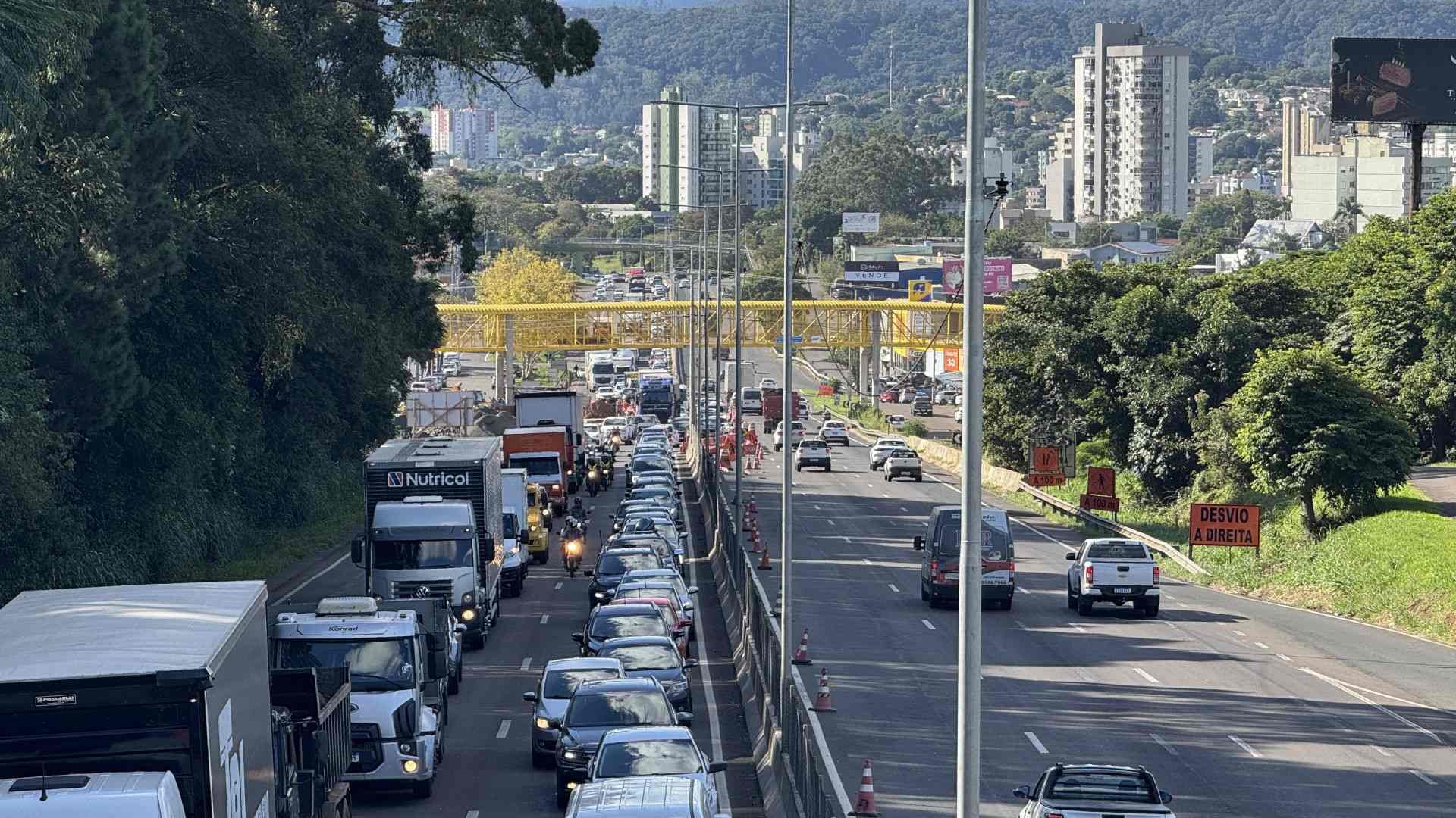 BR-116: Estreitamento de pista causa filas quilom&eacute;tricas no trecho de Novo Hamburgo