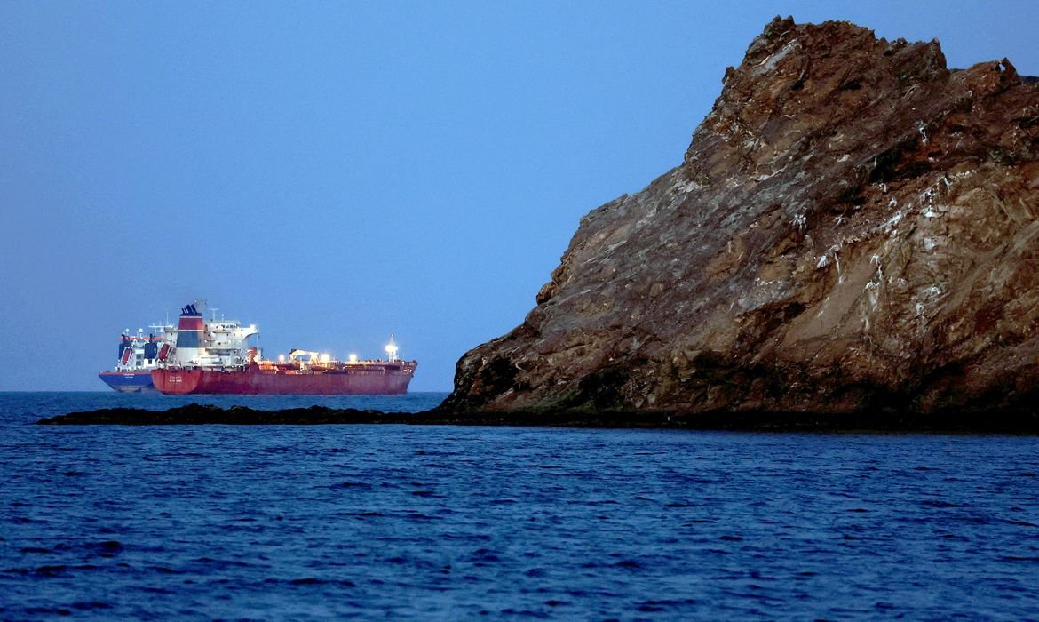 UE alerta para &ldquo;consequ&ecirc;ncias catastr&oacute;ficas&rdquo; sem liberdade de navega&ccedil;&atilde;o permanente em Ormuz