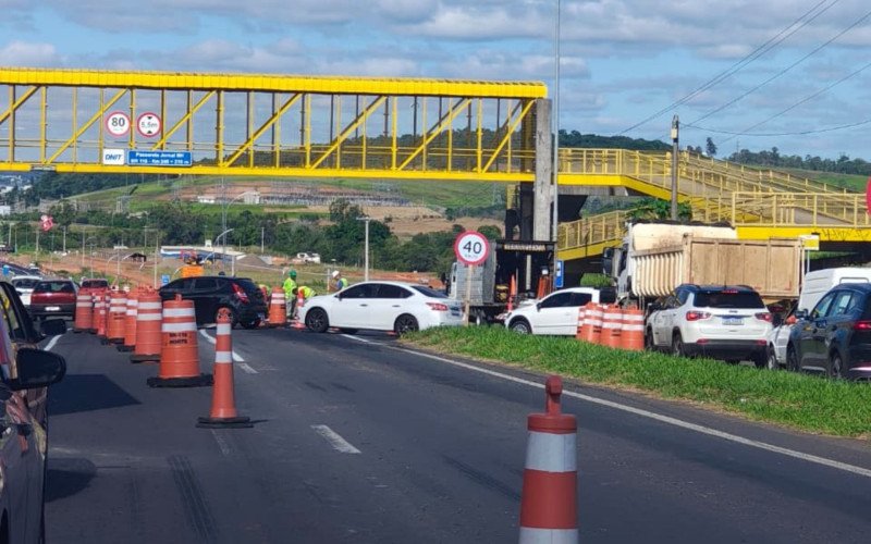 Desvio na BR-116, em trecho de Novo Hamburgo, causa congestionamento