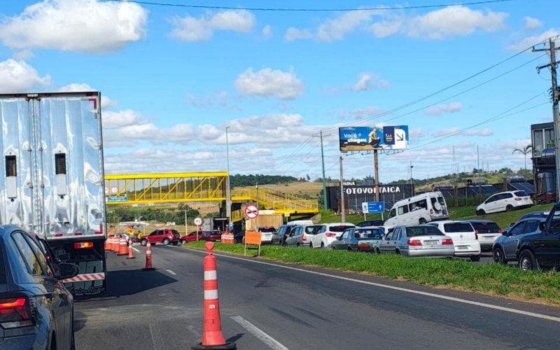 Desvio na BR-116, em trecho de Novo Hamburgo, causa congestionamento