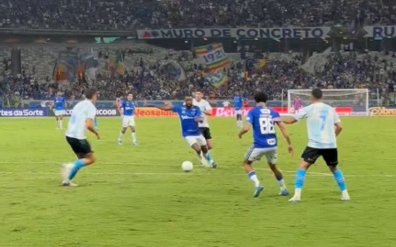 Grêmio e Cruzeiro se enfrentaram em mais uma rodada do Brasileirão, neste sábado (18) | abc+