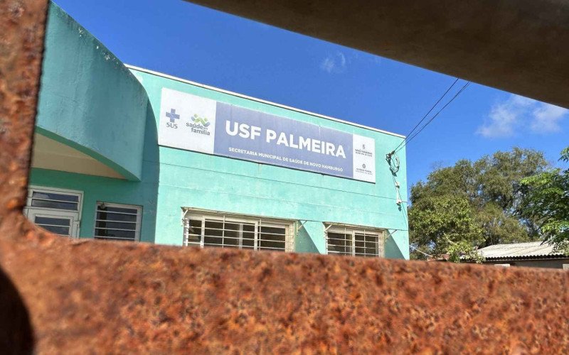 Marcas de enchente de dois anos ainda estão visiveis na USF Palmeira: pintura descascada, grades e aberturas enferrujadas e bastante sujeira