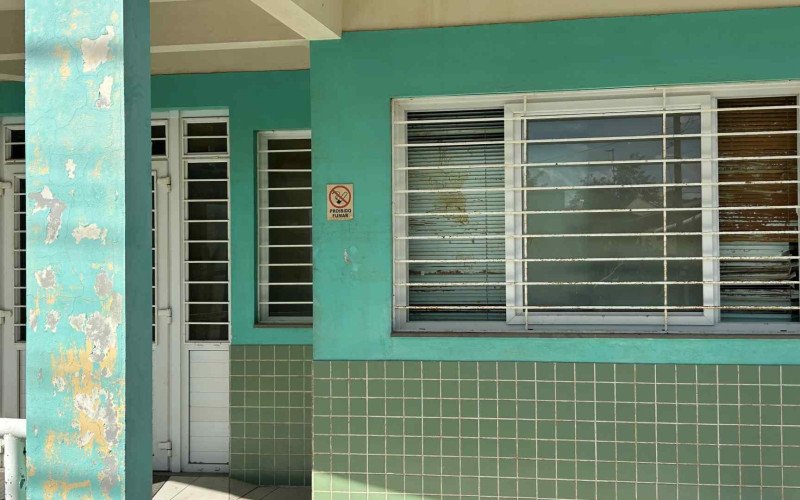 Marcas de enchente de dois anos ainda estão visiveis na USF Palmeira: pintura descascada, grades e aberturas enferrujadas e bastante sujeira | abc+