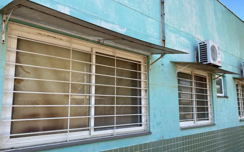 Marcas de enchente de dois anos ainda estão visiveis na USF Palmeira: pintura descascada, grades e aberturas enferrujadas e bastante sujeira